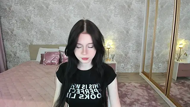 Snapshot of VioletHarme chatting on 04.29.26 VioletHarme online show from 04.29.26