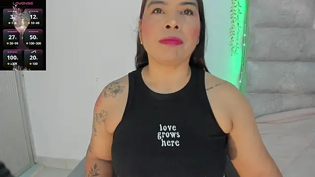 Snapshot of roselyn_caprice chatting on 06.12.26 roselyn caprice online show from 06.12.26
