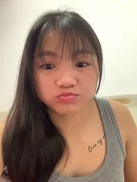 Snapshot of Emlyly-18 chatting on 11.22.25 Emlyly-18 online show from 11.22.25