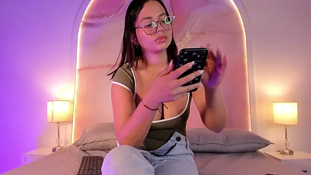 Snapshot of maria_gil chatting on 05.19.26 maria gil online show from 05.19.26