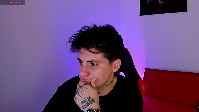 Snapshot of PeytonBox chatting on 11.18.25 PeytonBox online show from 11.18.25