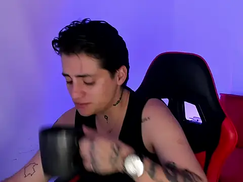 Snapshot of PeytonBox chatting on 12.01.25 PeytonBox online show from 12.01.25