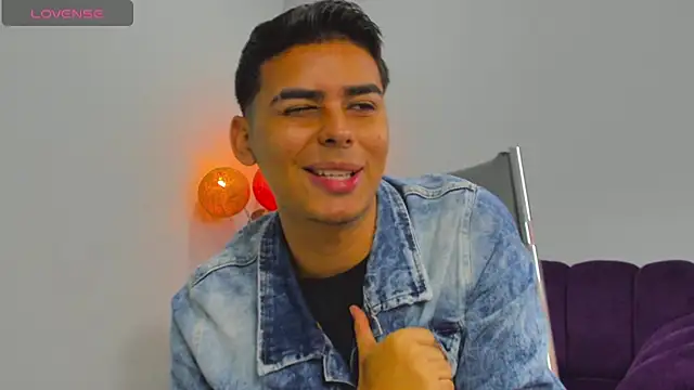 Snapshot of Matthewlodge chatting on 11.29.25 Matthewlodge online show from 11.29.25