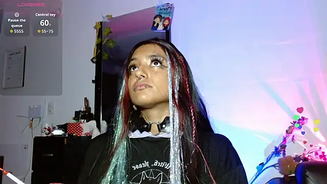 Snapshot of carolinerue chatting on 10.08.25 carolinerue online show from 10.08.25