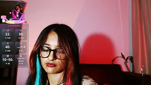 Snapshot of carolinerue chatting on 10.17.25 carolinerue online show from 10.17.25