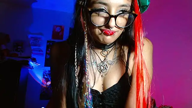 Snapshot of carolinerue chatting on 10.19.25 carolinerue online show from 10.19.25