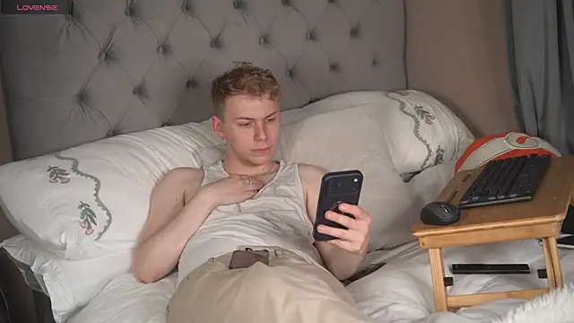Snapshot of scottishtwink01 chatting on 06.05.26 scottishtwink01 online show from 06.05.26