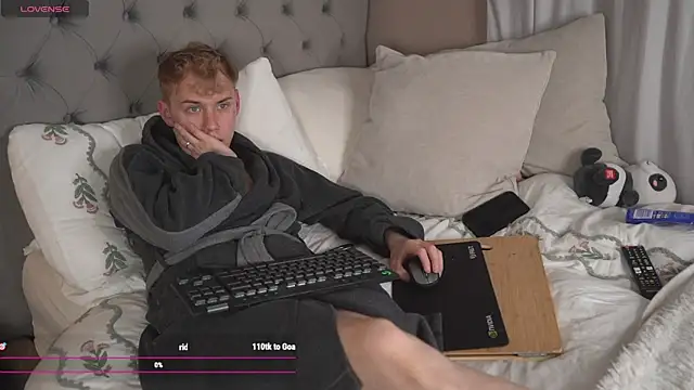 Snapshot of scottishtwink01 chatting on 06.12.26 scottishtwink01 online show from 06.12.26