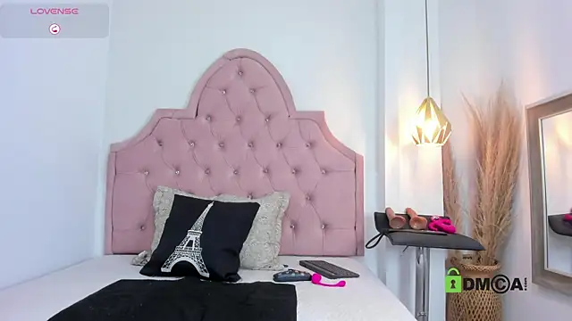 Snapshot of Caroline_daring chatting on 06.30.26 Caroline daring online show from 06.30.26
