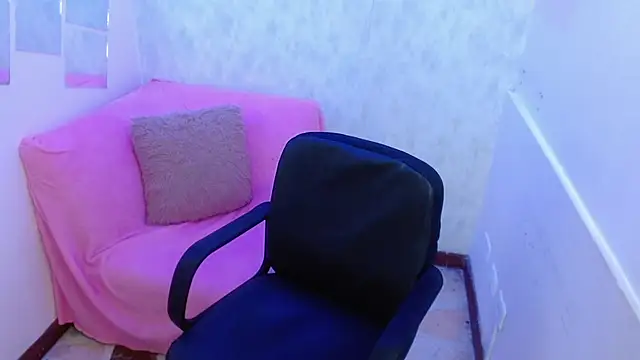 Snapshot of KendallWood_ chatting on 11.07.25 KendallWood online show from 11.07.25