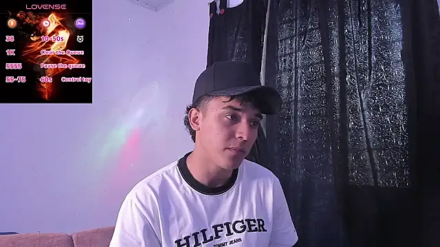 Snapshot of Austin_Cardieff_ chatting on 10.10.25 Austin Cardieff online show from 10.10.25