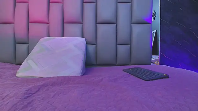 Snapshot of kissme_luna chatting on 09.25.25 kissme luna online show from 09.25.25