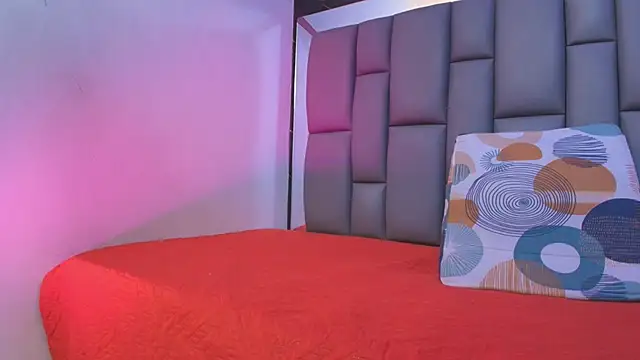 Snapshot of kissme_luna chatting on 10.14.25 kissme luna online show from 10.14.25