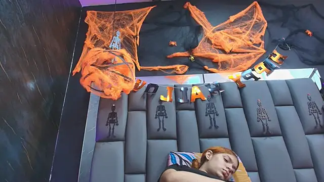 Snapshot of kissme_luna chatting on 10.30.25 kissme luna online show from 10.30.25