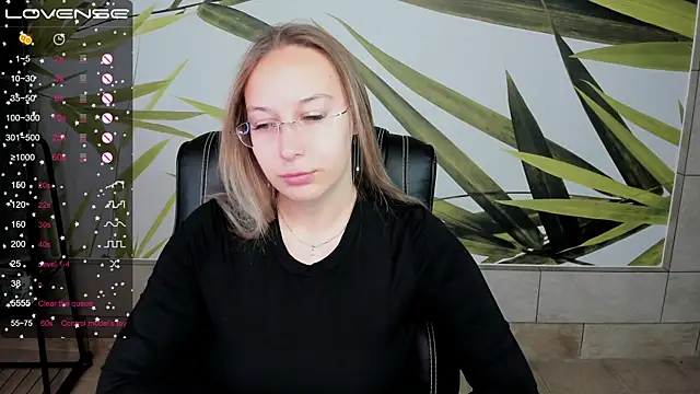 Snapshot of dina_sunshine chatting on 11.30.25 dina sunshine online show from 11.30.25