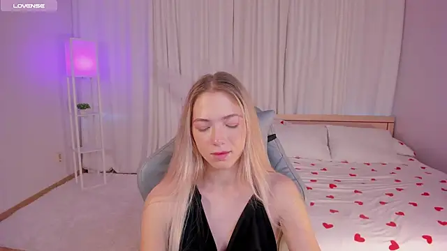 Snapshot of Susan_Mimi chatting on 10.15.25 Susan Mimi online show from 10.15.25