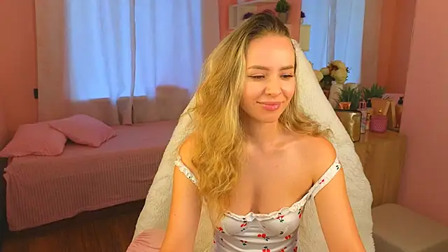 Snapshot of Hloya_Mei chatting on 09.28.25 Hloya Mei online show from 09.28.25