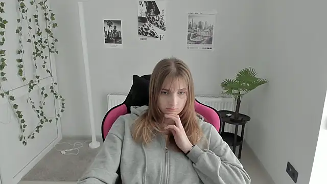 Snapshot of NeyliDream chatting on 04.25.26 NeyliDream online show from 04.25.26