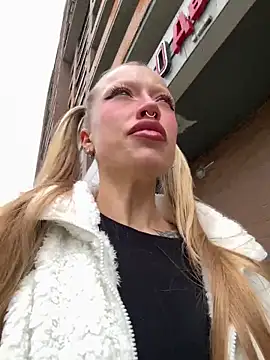 Snapshot of Sugar_Pop chatting on 09.18.25 Sugar Pop online show from 09.18.25