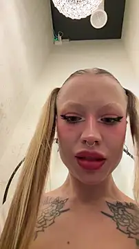 Snapshot of Sugar_Pop chatting on 09.26.25 Sugar Pop online show from 09.26.25