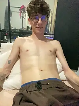 Snapshot of HeiRique chatting on 10.29.25 HeiRique online show from 10.29.25