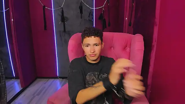 Snapshot of JonnyDarka chatting on 10.04.25 JonnyDarka online show from 10.04.25