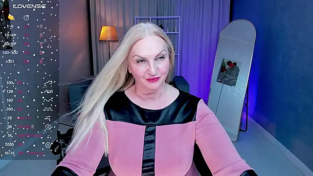 Snapshot of Nina_Devillle chatting on 11.25.25 Nina Devillle online show from 11.25.25