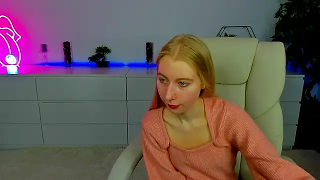 Snapshot of Alina_Blonde chatting on 10.14.25 Alina Blonde online show from 10.14.25