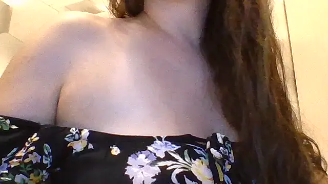 Snapshot of Calyna chatting on 07.25.26 Calyna online show from 07.25.26
