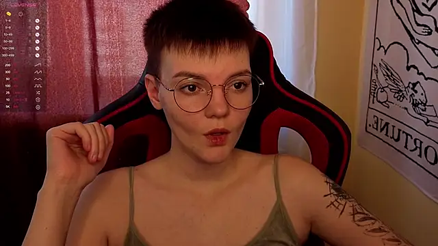 Snapshot of KrisNeal chatting on 10.02.25 KrisNeal online show from 10.02.25