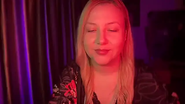 Snapshot of BikiHellena chatting on 11.10.25 BikiHellena online show from 11.10.25