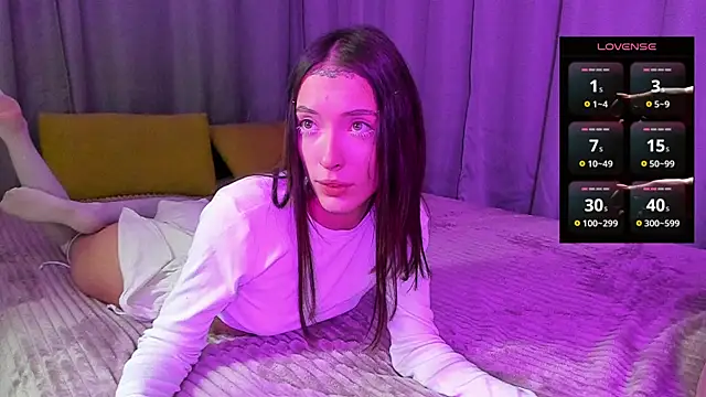 Snapshot of EMiaLure chatting on 10.19.25 EMiaLure online show from 10.19.25