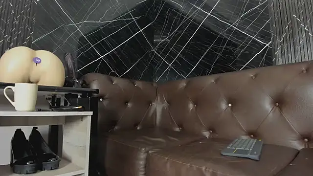 Snapshot of mistress_angell_ chatting on 10.17.25 mistress angell online show from 10.17.25