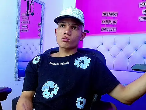 Snapshot of EL_VENEZOLANO_22CM chatting on 10.11.25 EL VENEZOLANO 22CM online show from 10.11.25