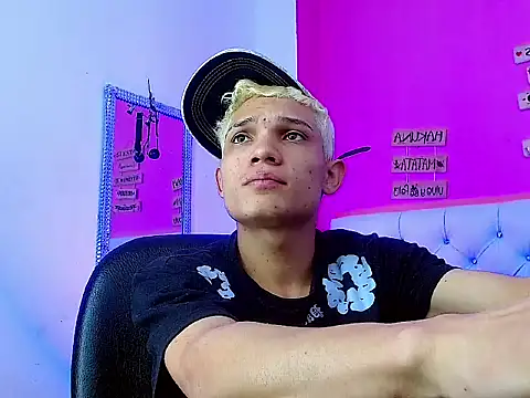 Snapshot of EL_VENEZOLANO_22CM chatting on 10.12.25 EL VENEZOLANO 22CM online show from 10.12.25