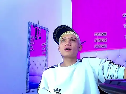 Snapshot of EL_VENEZOLANO_22CM chatting on 10.18.25 EL VENEZOLANO 22CM online show from 10.18.25