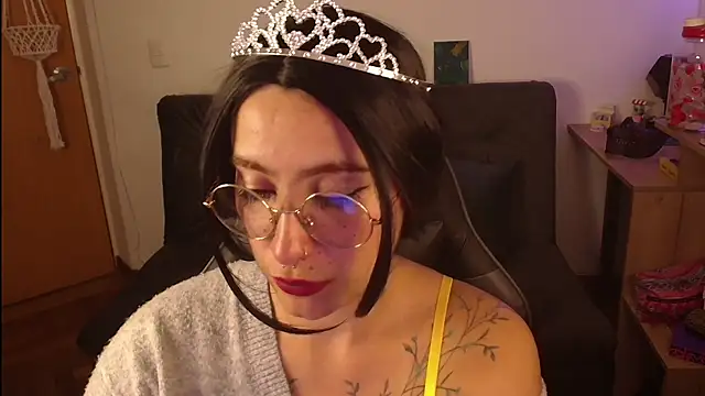 Snapshot of Miacatsito3 chatting on 10.30.25 Miacatsito3 online show from 10.30.25