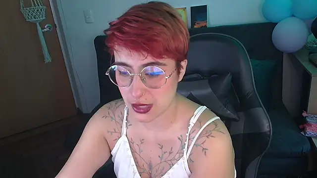 Snapshot of Miacatsito3 chatting on 11.22.25 Miacatsito3 online show from 11.22.25