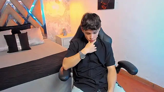 Snapshot of kraven_lust chatting on 10.25.25 kraven lust online show from 10.25.25