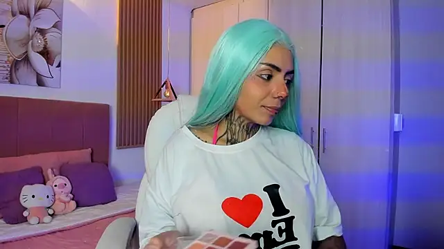 Snapshot of KoraRousee chatting on 10.18.25 KoraRousee online show from 10.18.25