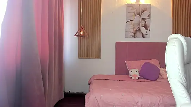 Snapshot of KoraRousee chatting on 10.21.25 KoraRousee online show from 10.21.25