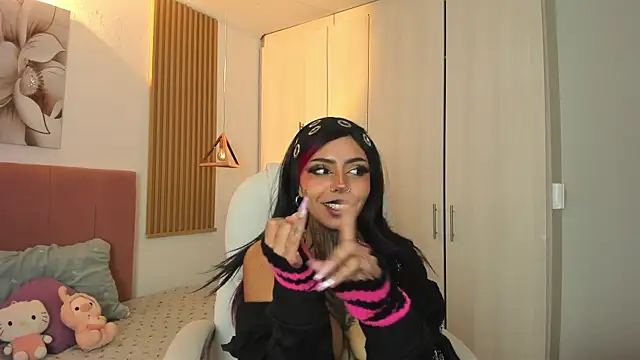 Snapshot of KoraRousee chatting on 10.28.25 KoraRousee online show from 10.28.25