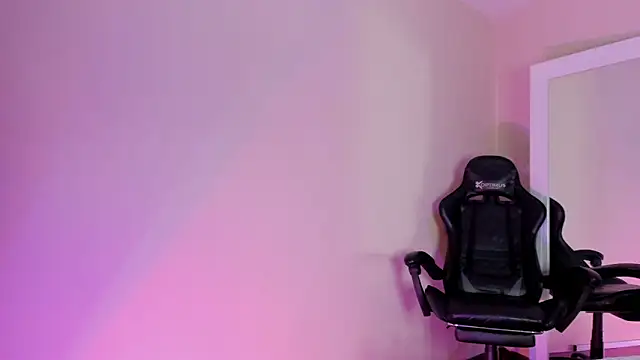 Snapshot of chiky_williams chatting on 09.19.25 chiky williams online show from 09.19.25