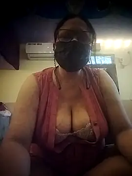 Snapshot of thehotlady chatting on 04.20.26 thehotlady online show from 04.20.26