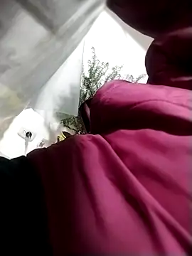 LaraCaliente online show from 11.04.25