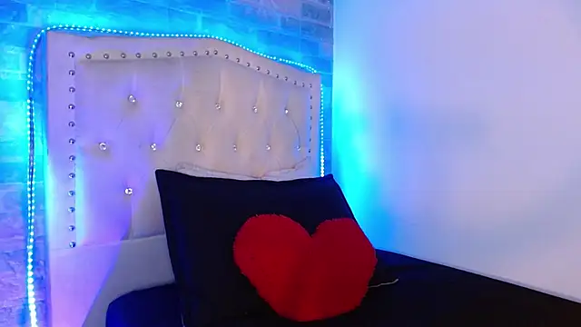 Snapshot of oliviarichard_ chatting on 11.13.25 oliviarichard online show from 11.13.25