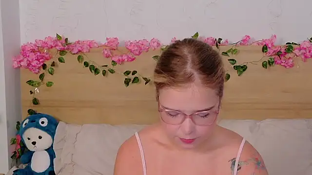 Lilith Bonheur online show from 10.26.25