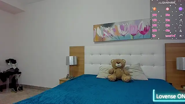 Snapshot of LovelySophie3 chatting on 10.28.25 LovelySophie3 online show from 10.28.25