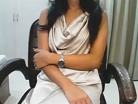 short girl  online show from 11.20.25