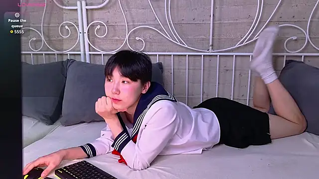 Snapshot of HeejinWang chatting on 12.16.25 HeejinWang online show from 12.16.25